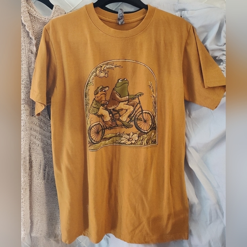 Size Medium Graphic T-Shirt Of Frog & Toad NWOT